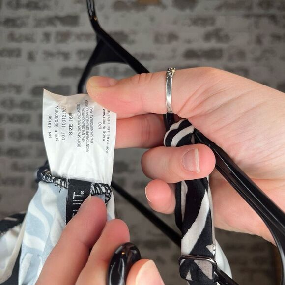 Miracle suit | women one piece black patterned swimsuit - Picture 4 of 11